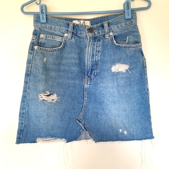 free People We The Free Hallie Distressed Denim Mini Skirt size 24 - Picture 2 of 8